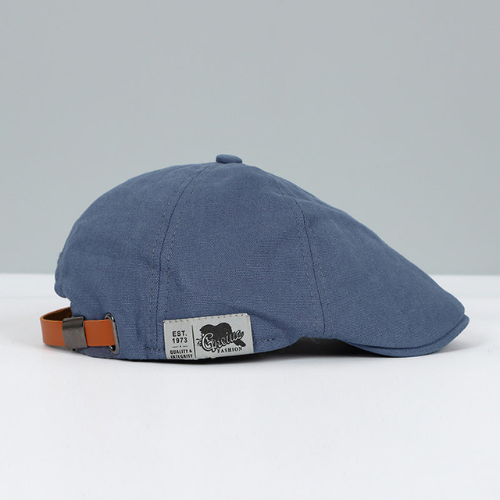 Herrkeps i basker-stil, justerbar för perfekt passform. Klassisk och elegant hatt för män.