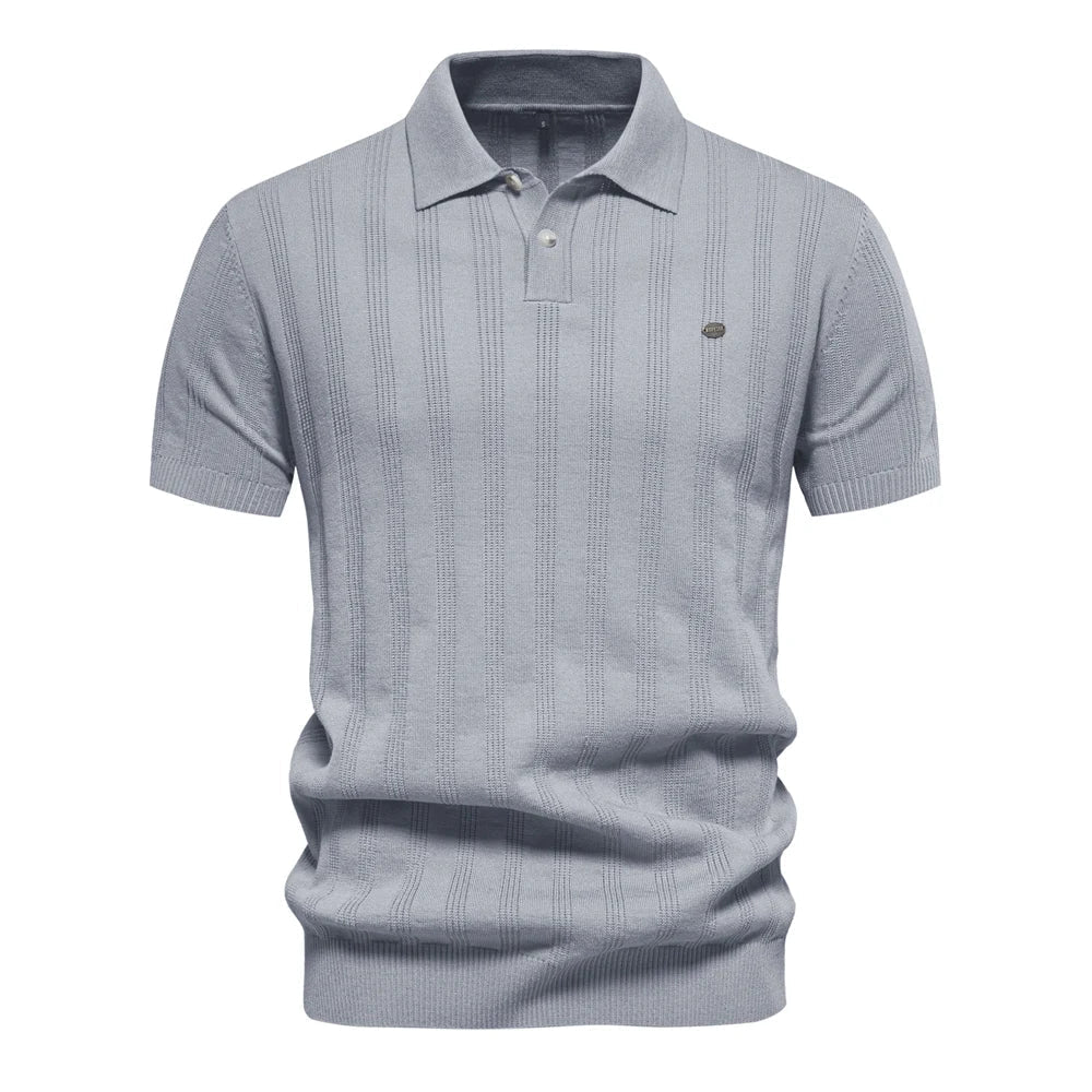 Herrpikétröja i klassisk stil, svart, kortärmad med treknappsfäste, idealisk för en elegant casual look.