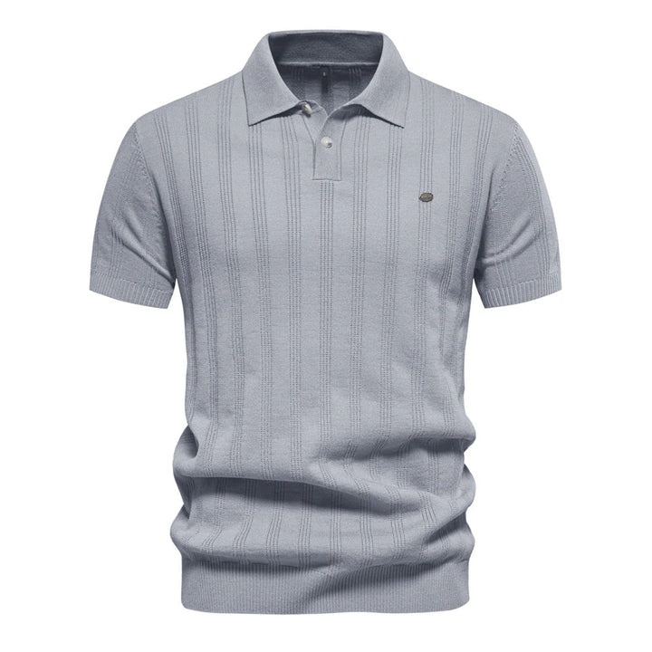 Herrpikétröja i klassisk stil, svart, kortärmad med treknappsfäste, idealisk för en elegant casual look.