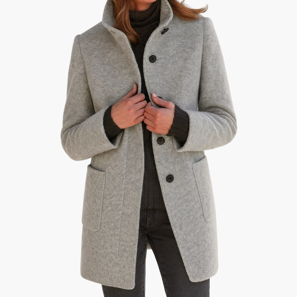 Klassisk rak damjacka med ståkrage, perfekt för tidlös stil. Elegant kappa för höst och vinter.