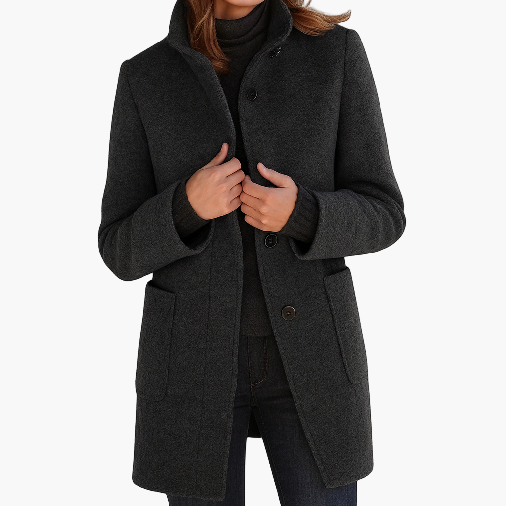 Tidlös damkappa med rak passform och ståkrage. Mångsidigt ytterplagg för vardag & arbete.