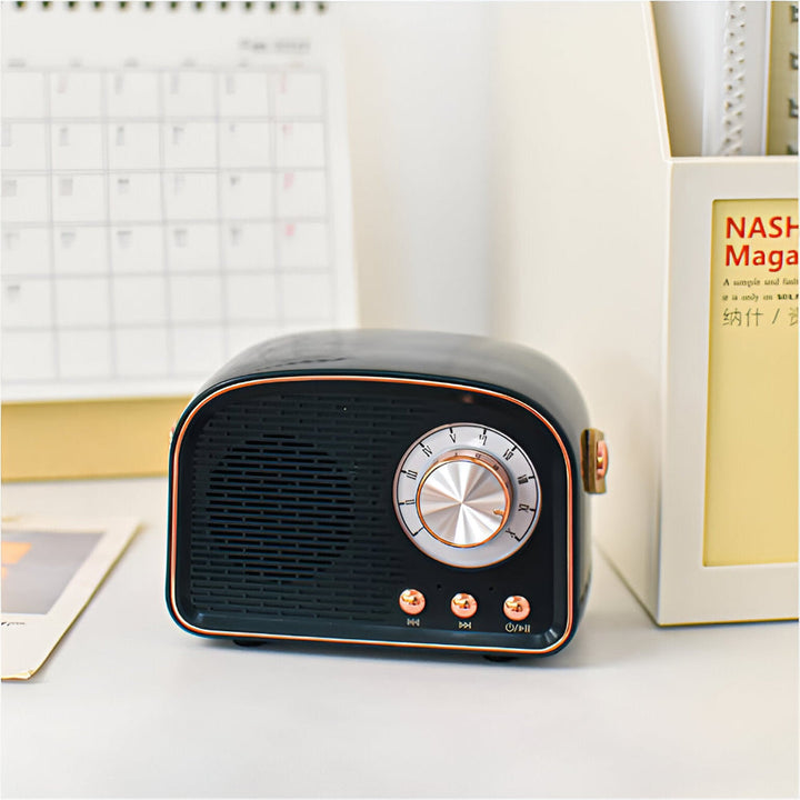 Portabel retro högtalare med Bluetooth. Trådlös ljudupplevelse, perfekt för hemmet eller att ta med sig.