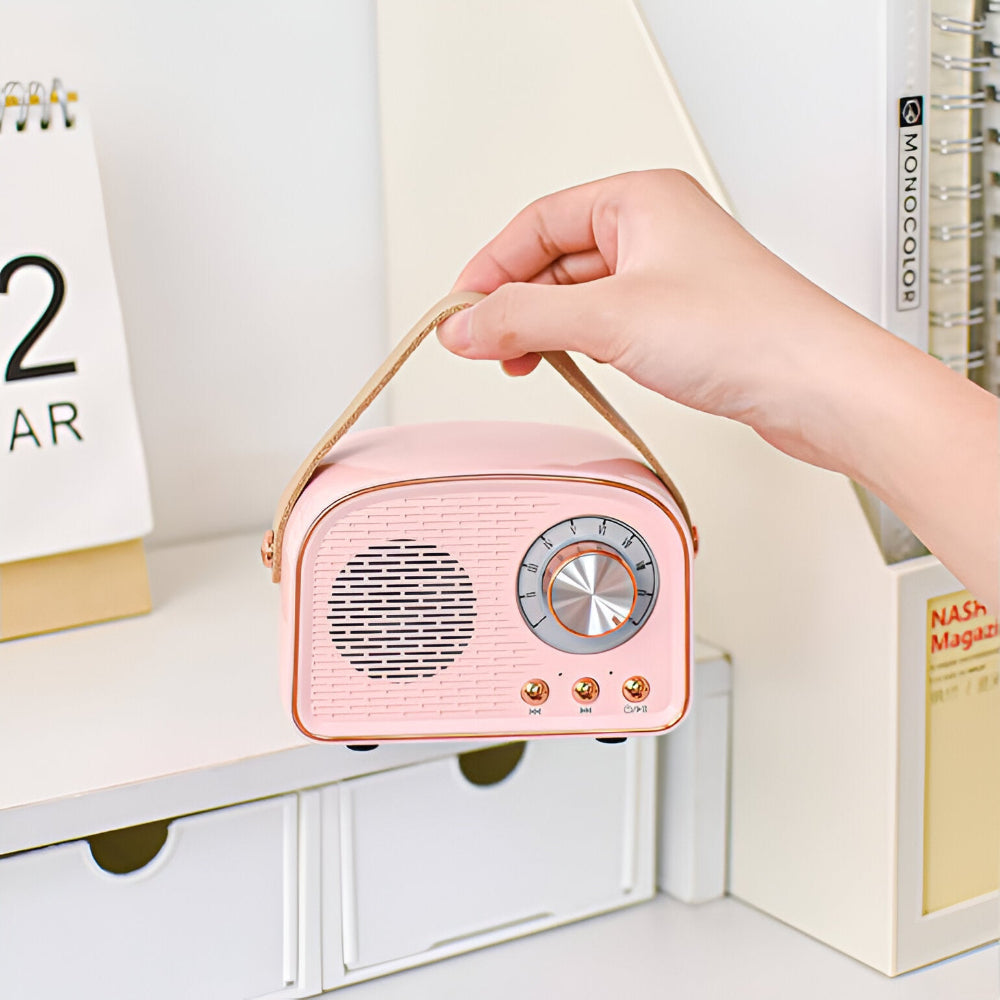 Vacker retro Bluetooth högtalare i träfinish. Klassisk estetik möter trådlös teknik för musikälskaren.