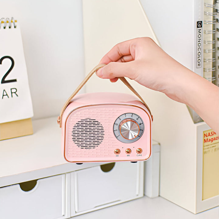 Vacker retro Bluetooth högtalare i träfinish. Klassisk estetik möter trådlös teknik för musikälskaren.