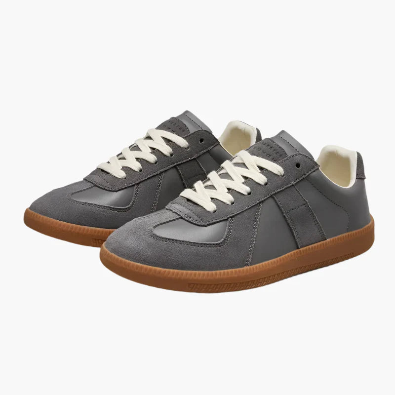 Detaljbild av herrsneaker i retrostil. Synlig sula och klassisk ovandel, perfekt för stad och vardag.