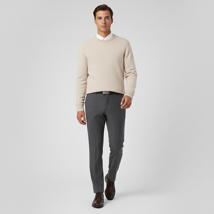 Stilren herrtröja, rundhalsad, visas på modell för modern vardagsstil och herrmode.