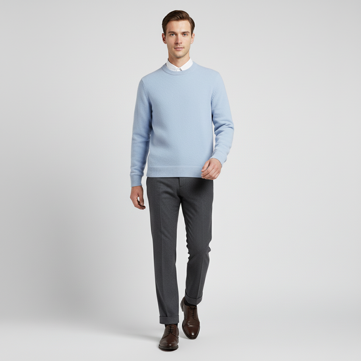 Elegant rundhalsad herrtröja i mörk färg, perfekt för smart casual eller vintermode.