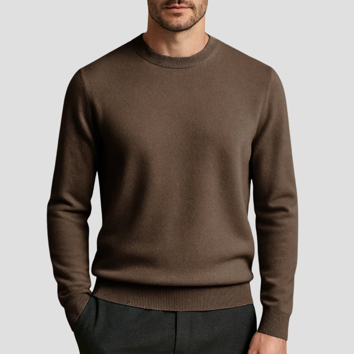 Mångsidig rundhalsad herrtröja för både lediga dagar och elegant stil. Komfortabel stickning.