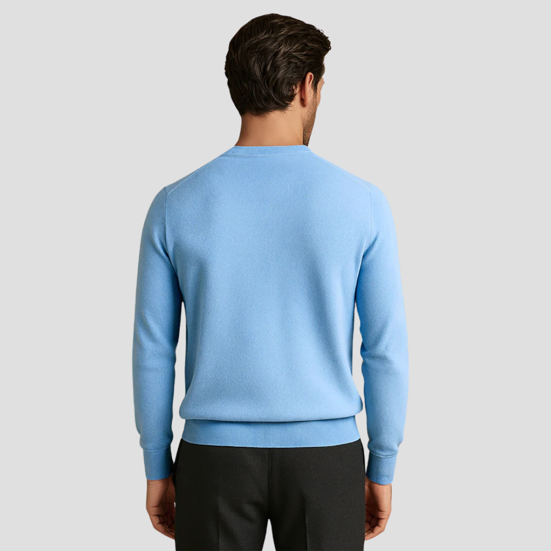 Mjuk, stickad herrtröja med rund hals, i klassisk passform. Optimal för en stilren look.
