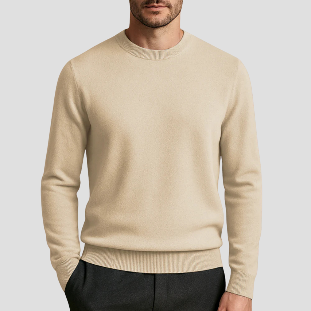 Modell bär en stilren klassisk rundhalsad herrtröja. Perfekt för ledig och elegant höststil.