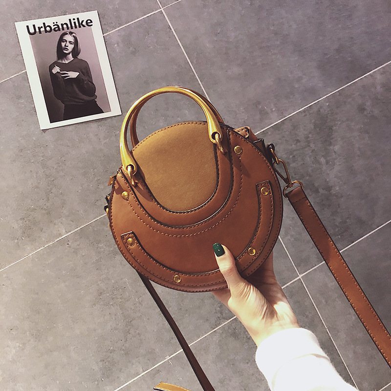 "Klassisk vintage crossbody axelväska i brunt PU-läder, tidlös design för kvinnor, justerbar rem och rymligt inre."