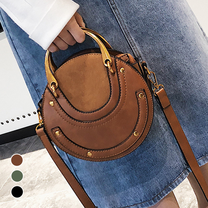 "Klassisk vintage crossbody axelväska i brunt PU-läder, tidlös design för kvinnor, justerbar rem och rymligt inre."
