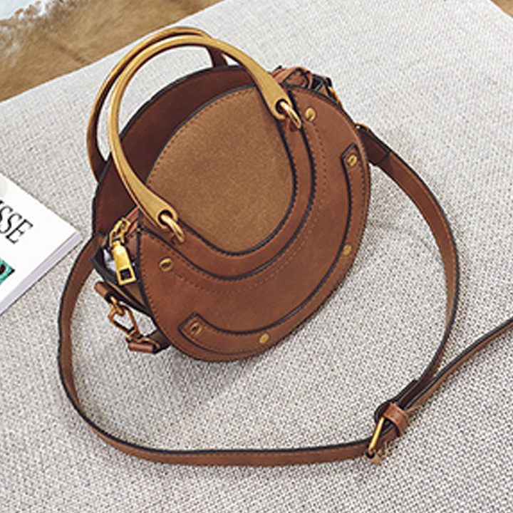 "Klassisk vintage crossbody axelväska i brunt PU-läder, tidlös design för kvinnor, justerbar rem och rymligt inre."