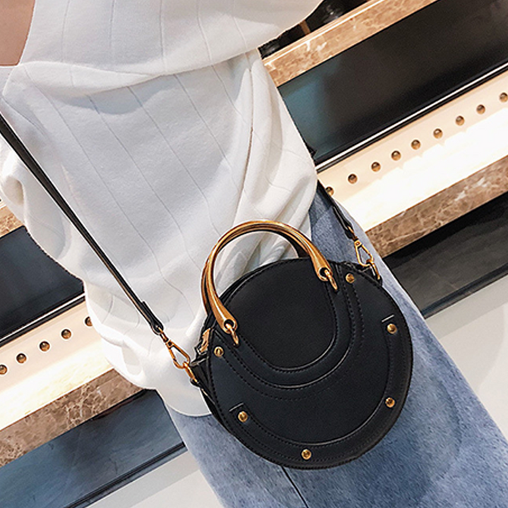 "Klassisk vintage crossbody axelväska i brunt PU-läder, tidlös design för kvinnor, justerbar rem och rymligt inre."