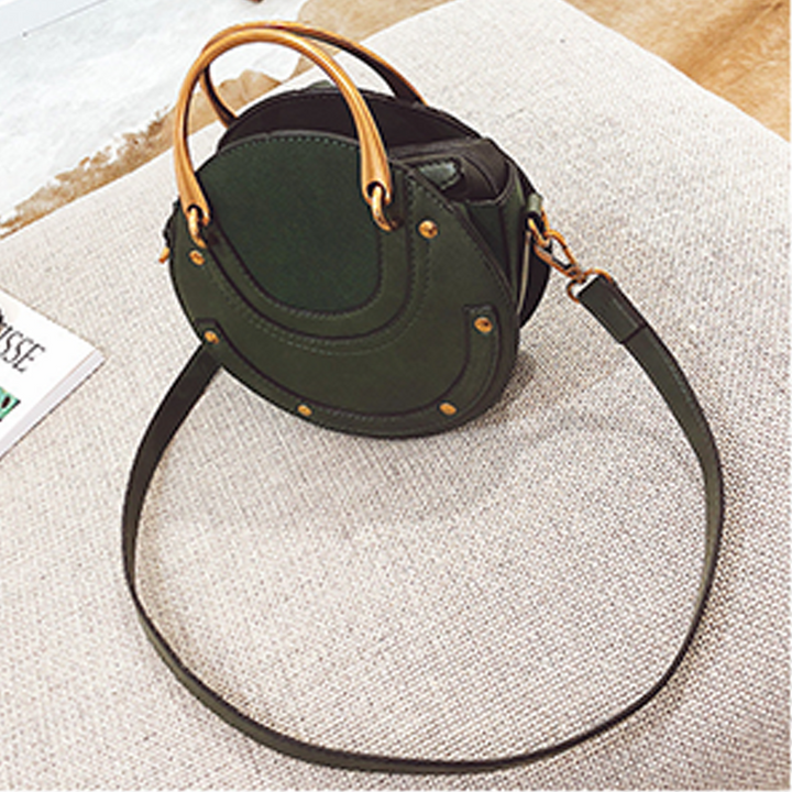 "Klassisk vintage crossbody axelväska i brunt PU-läder, tidlös design för kvinnor, justerbar rem och rymligt inre."