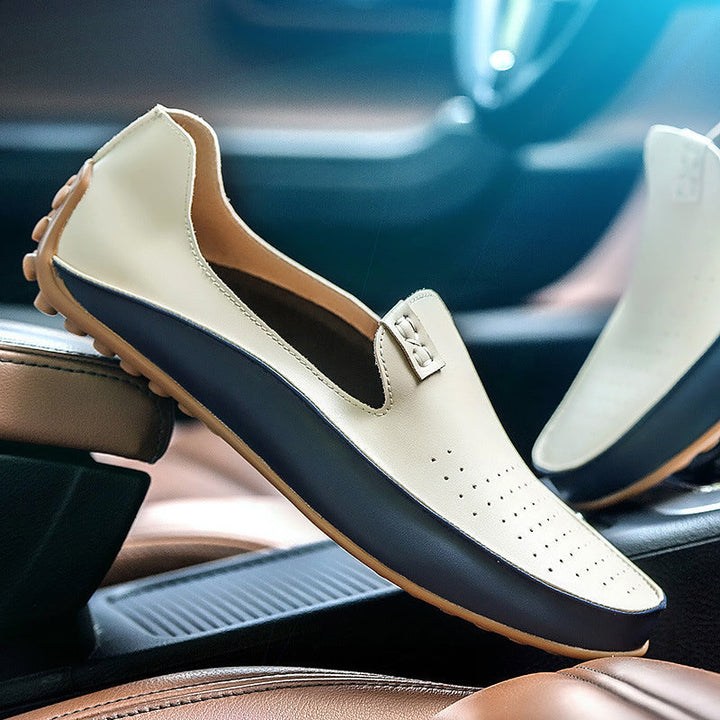 Klassiska beiga mocka driving loafers för herrar, detaljbild framifrån, sommarlook.