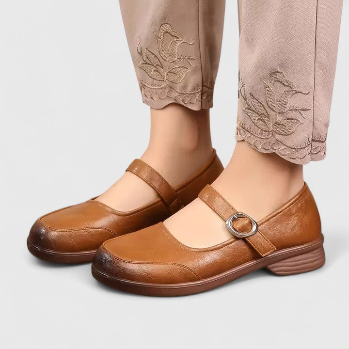 Loafers med spänne för dam, en mångsidig och bekväm sko i klassisk design.