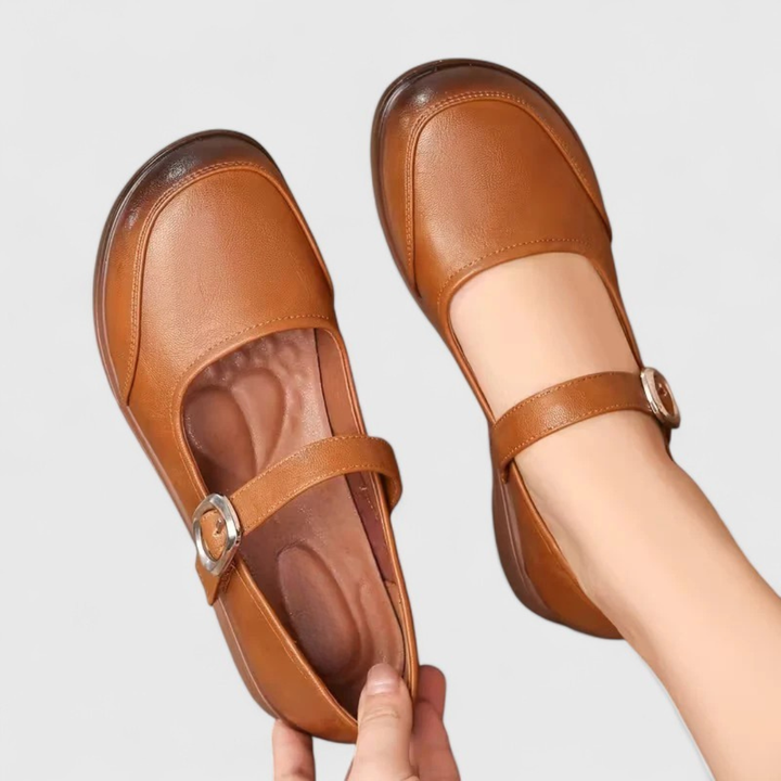 Svarta bekväma damskor med dekorativt spänne, perfekta som loafers eller vårskor.