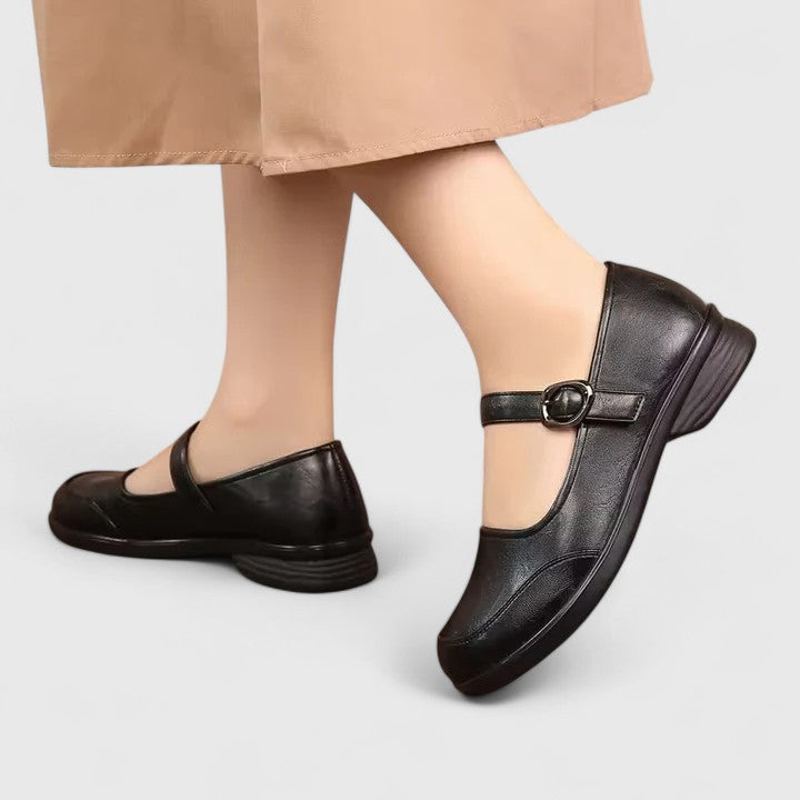 Eleganta loafers för dam med silverfärgat spänne, idealiska för sommar och vardagsbruk.