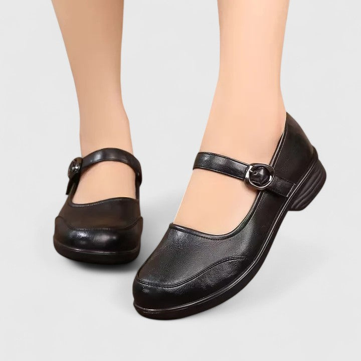 Svarta bekväma damskor med spänne, klassiska och eleganta för alla tillfällen.