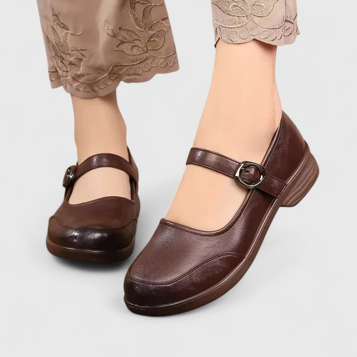 Klassiska svarta damskor med stilrent spänne, perfekta eleganta komfortskor.