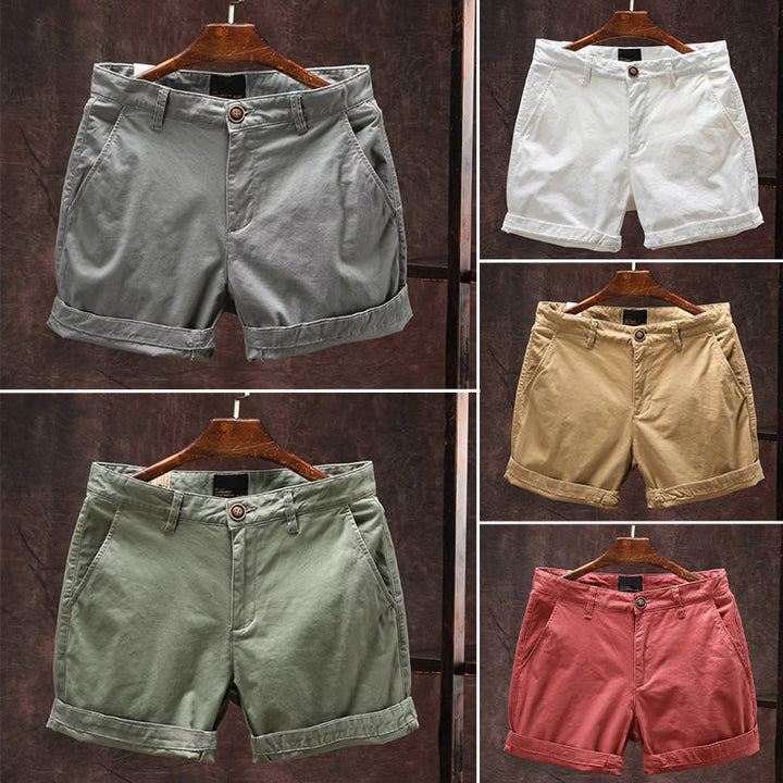 Mångsidiga bomullshorts för män, optimala för en ledig sommaroutfit.