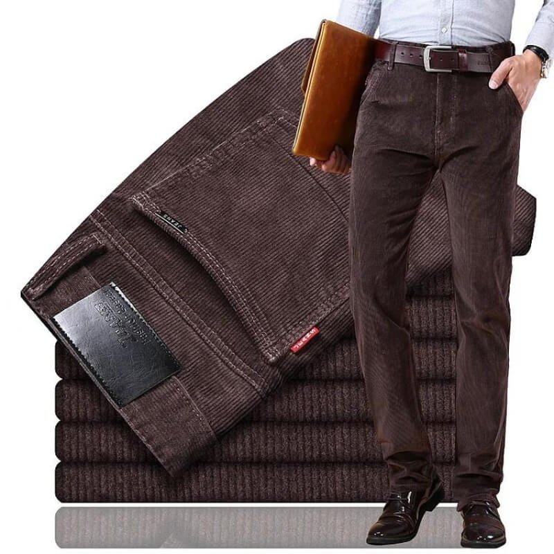 Detaljbild på lila manchesterbyxor för herrar, visar tygets struktur & klassiska design. Bekväma herrbyxor.