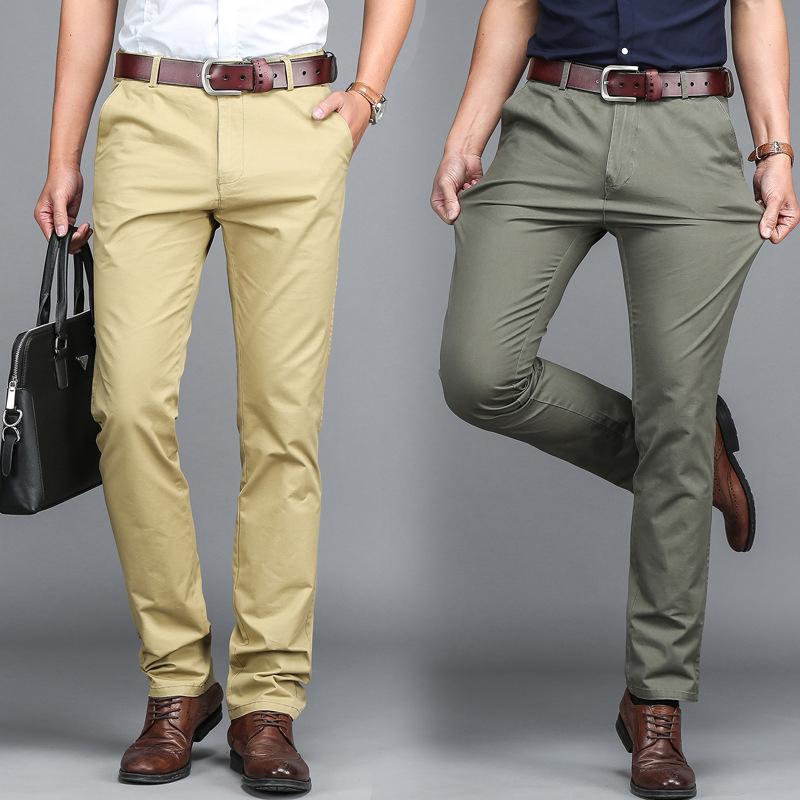 "Klassiska raka byxor för män i khaki, bomullsmaterial, eleganta raka ben och praktiska sidofickor."