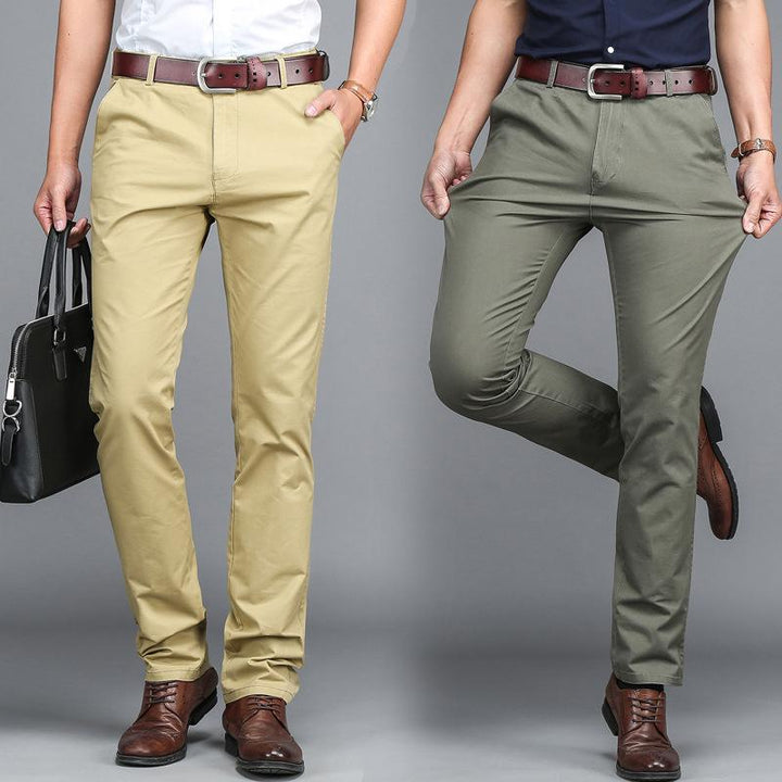 "Klassiska raka byxor för män i khaki, bomullsmaterial, eleganta raka ben och praktiska sidofickor."