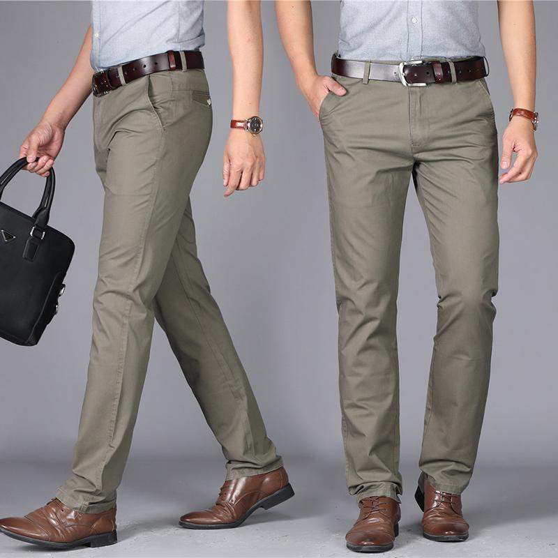 "Klassiska raka byxor för män i khaki, bomullsmaterial, eleganta raka ben och praktiska sidofickor."