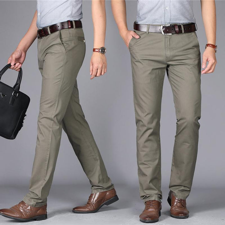"Klassiska raka byxor för män i khaki, bomullsmaterial, eleganta raka ben och praktiska sidofickor."