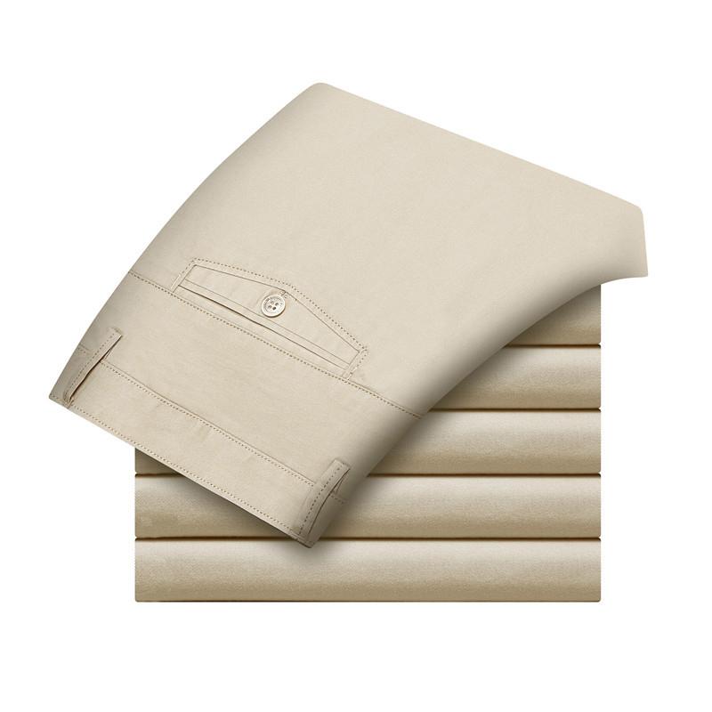 "Klassiska raka byxor för män i khaki, bomullsmaterial, eleganta raka ben och praktiska sidofickor."