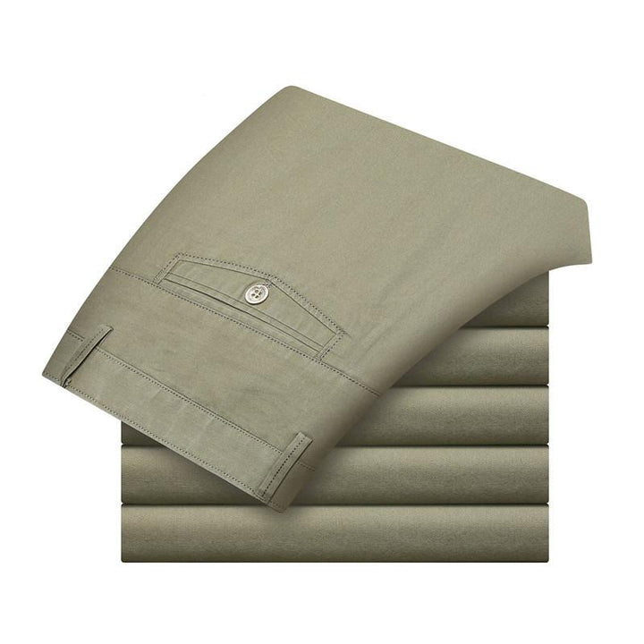 "Klassiska raka byxor för män i khaki, bomullsmaterial, eleganta raka ben och praktiska sidofickor."