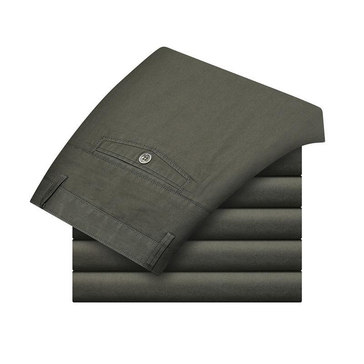 "Klassiska raka byxor för män i khaki, bomullsmaterial, eleganta raka ben och praktiska sidofickor."
