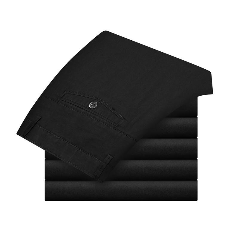 "Klassiska raka byxor för män i khaki, bomullsmaterial, eleganta raka ben och praktiska sidofickor."