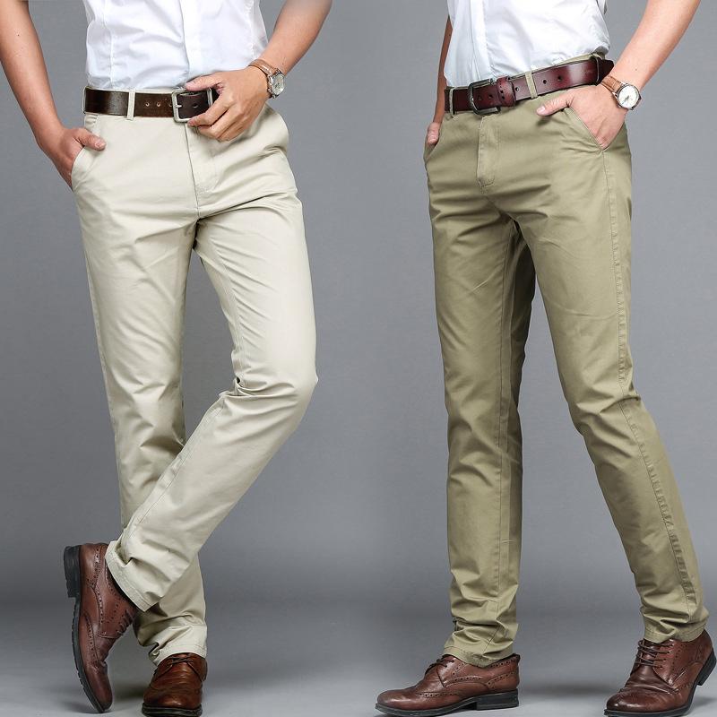 "Klassiska raka byxor för män i khaki, bomullsmaterial, eleganta raka ben och praktiska sidofickor."