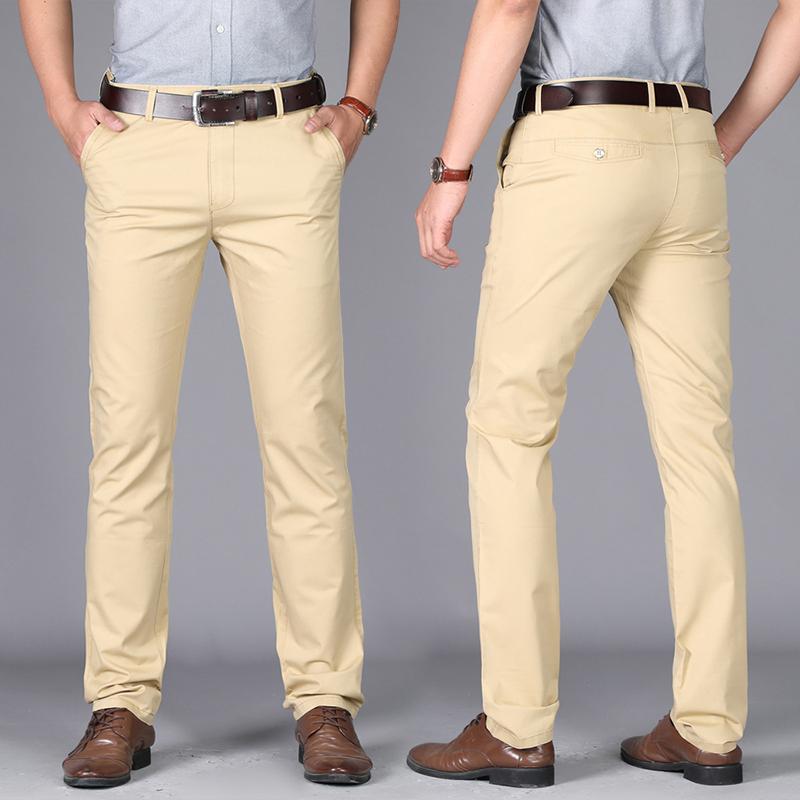 "Klassiska raka byxor för män i khaki, bomullsmaterial, eleganta raka ben och praktiska sidofickor."