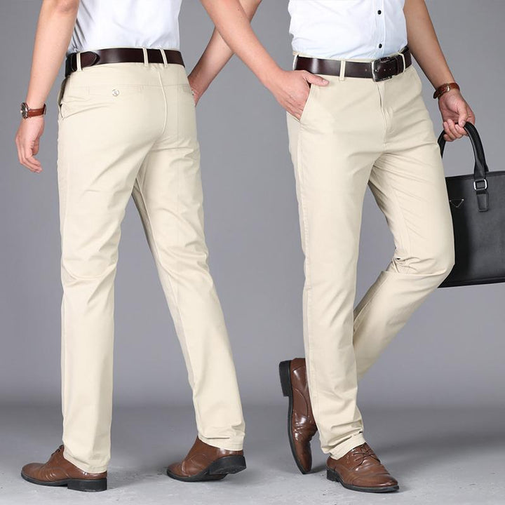 "Klassiska raka byxor för män i khaki, bomullsmaterial, eleganta raka ben och praktiska sidofickor."
