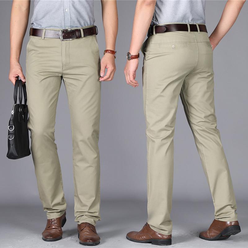 "Klassiska raka byxor för män i khaki, bomullsmaterial, eleganta raka ben och praktiska sidofickor."