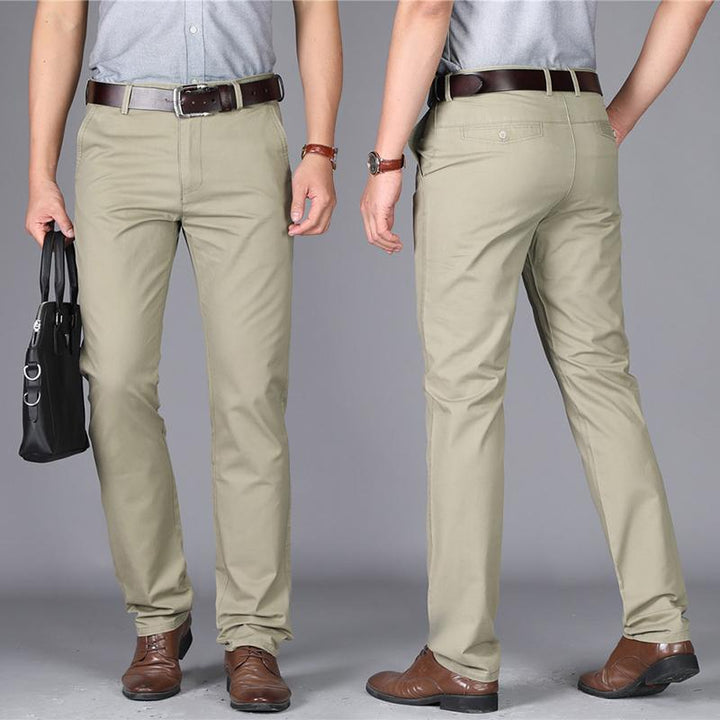 "Klassiska raka byxor för män i khaki, bomullsmaterial, eleganta raka ben och praktiska sidofickor."