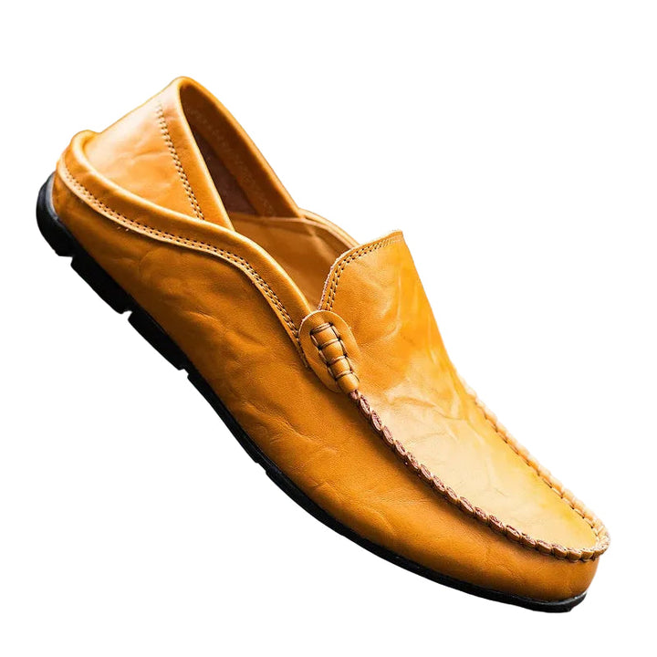 Klassiska svarta herrloafers i läder med randsydd sula, framifrån