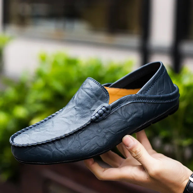 Stilrena herrloafers i grått läder, perfekta som formella och vardagliga skor