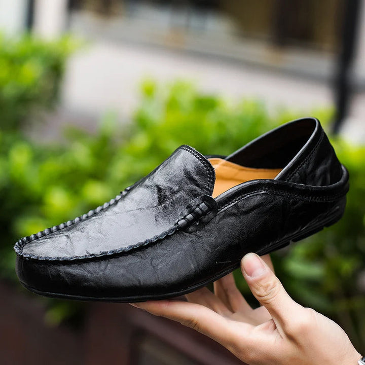 Ensamstående herrloafers i mörkbrunt läder, elegant och komfortabel design