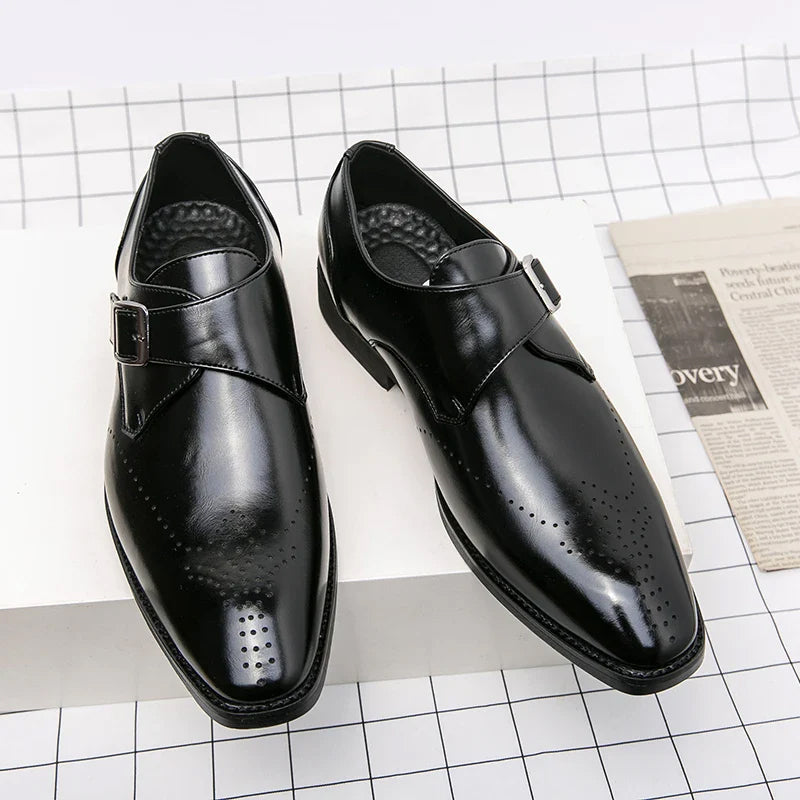 Detaljbild av spännen på bruna klassiska monkstrap herrskor i PU-läder