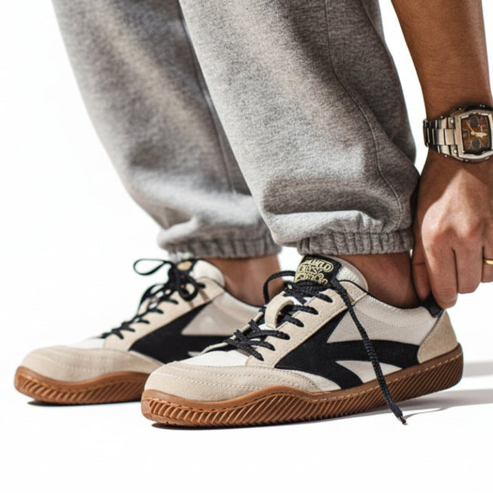 Klassiska unisex sneakers i mocka, bekväma för vardagsbruk. Retro mode.