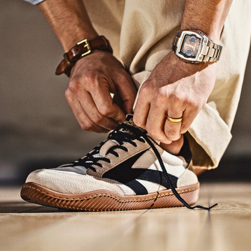 Unisex sneakers, skomodell i mocka med klassisk design. Retro och bekväm.