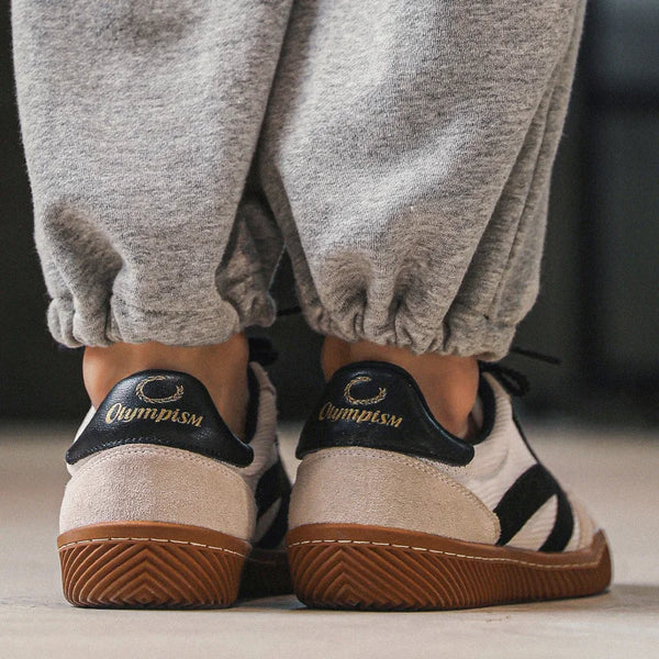 Bekväma vardagsskor: Klassiska sneakers i mocka, stilren unisex modell.