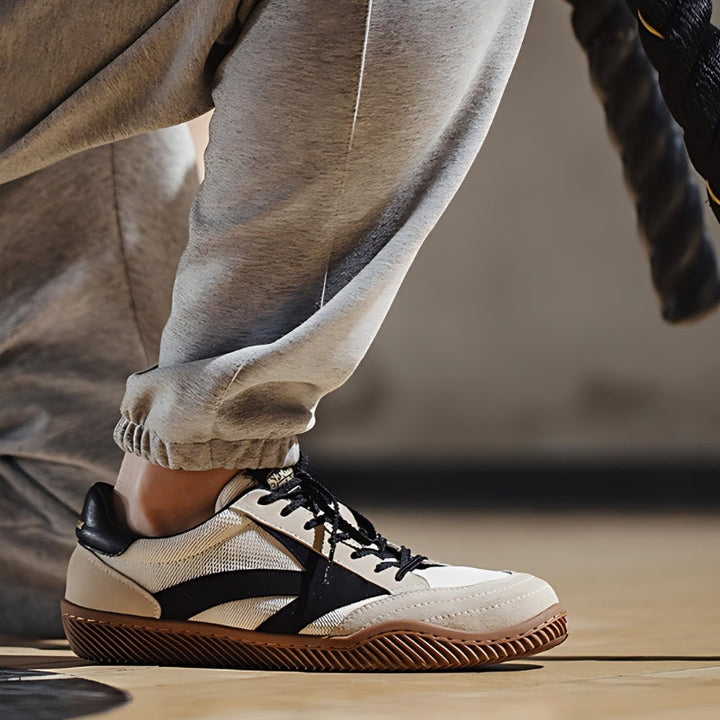 Retro mode unisex sneakers i mocka. Tidlösa och bekväma som vardagsskor.