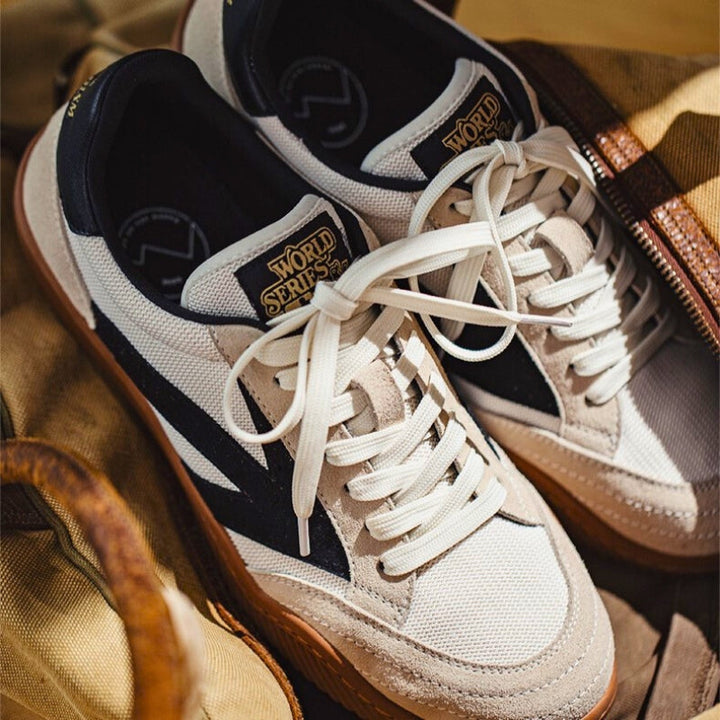 Herrskor i klassisk design: Unisex sneakers i mjuk mocka för vardagsbruk.
