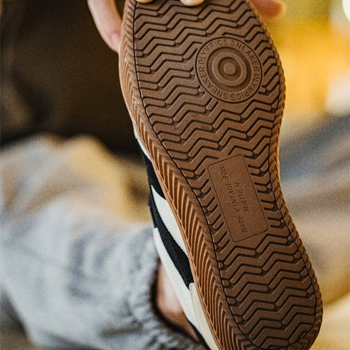 Skomodell: Snygga unisex mocka sneakers, bekväma och tidlöst retro.